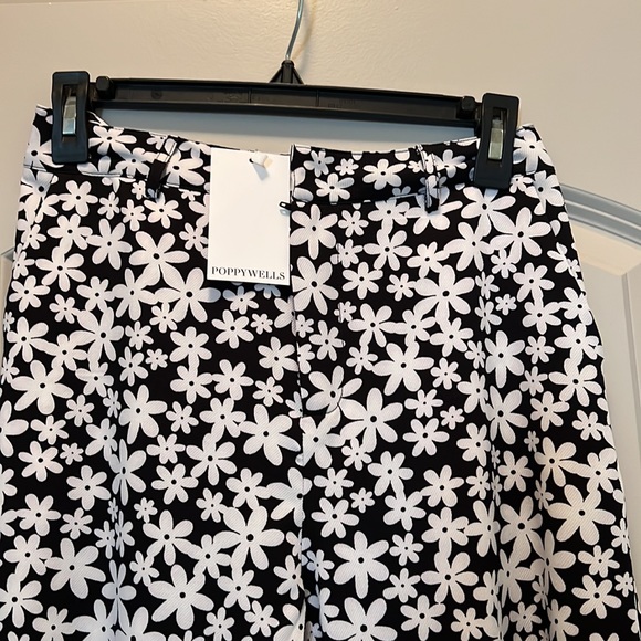 NWT size medium black and white floral pants. Cute for spring summer. - Picture 2 of 4